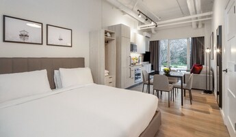 开间套房 | 起居区 | 55-英寸智能电视（配备有线频道）