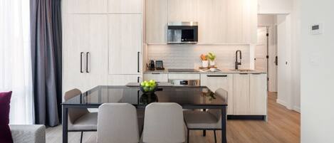 Microondas, placa de cocina, cafetera/tetera, tetera/pava eléctrica