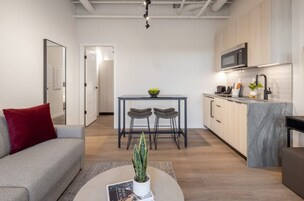 小型套房, 1 间卧室 (Waterfront) | 起居区 | 55-英寸智能电视（配备有线频道）