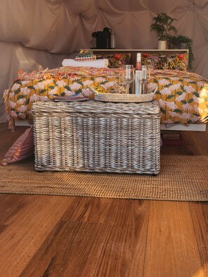 1 bedroom, bed sheets
