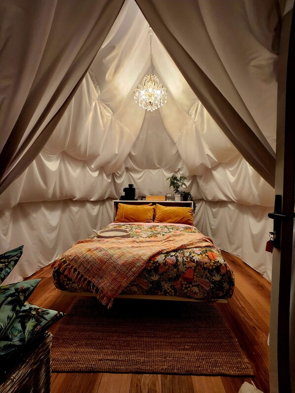 1 bedroom, bed sheets