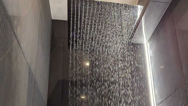 Une douche avec un jet d’eau puissant et étroit.