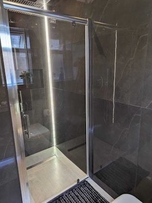 Hair dryer, towels, soap, toilet paper - Luxury Suite in Cockfosters
Kick back and relax in this calm, stylish space.
 (Barnet)