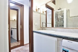 Doccia, asciugacapelli, bidet, asciugamani