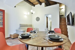 Dining - GuestHost - Charming apartment that accommodates up to 5 people with great comfort. The accommodation is located in the historic center (ZTL), just 500m from the Duomo and a stone's throw from Piazza Sedile del Campo, the Verdi Theater and the Villa Comu (Salerno)