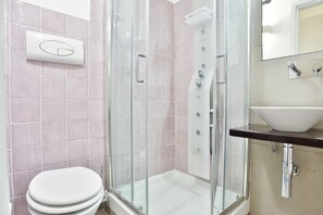 Shower, hair dryer, bidet, towels