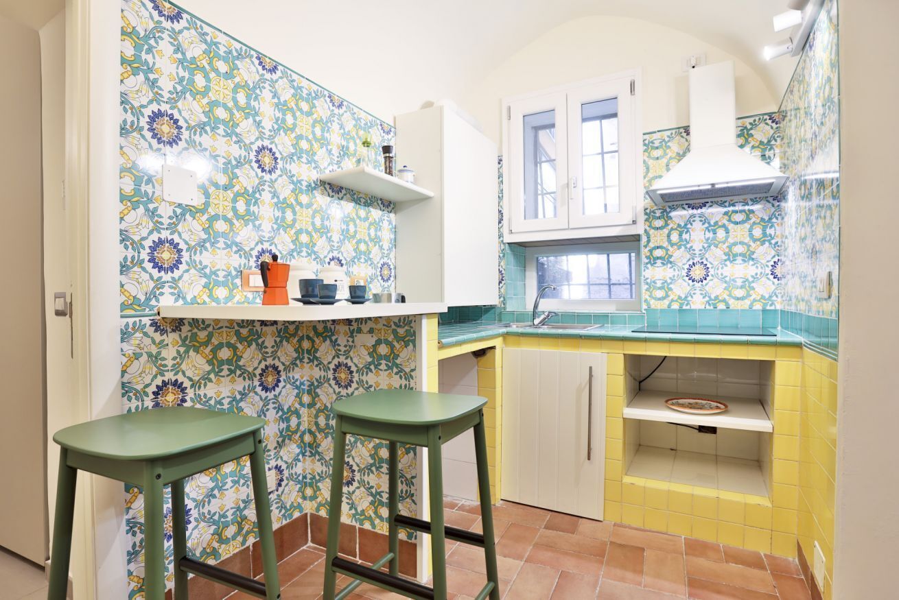 Microondas, parrilla de estufa y utensilios de cocina 