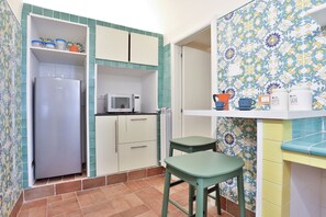 Microondas, placa de cocina, utensilios de cocina