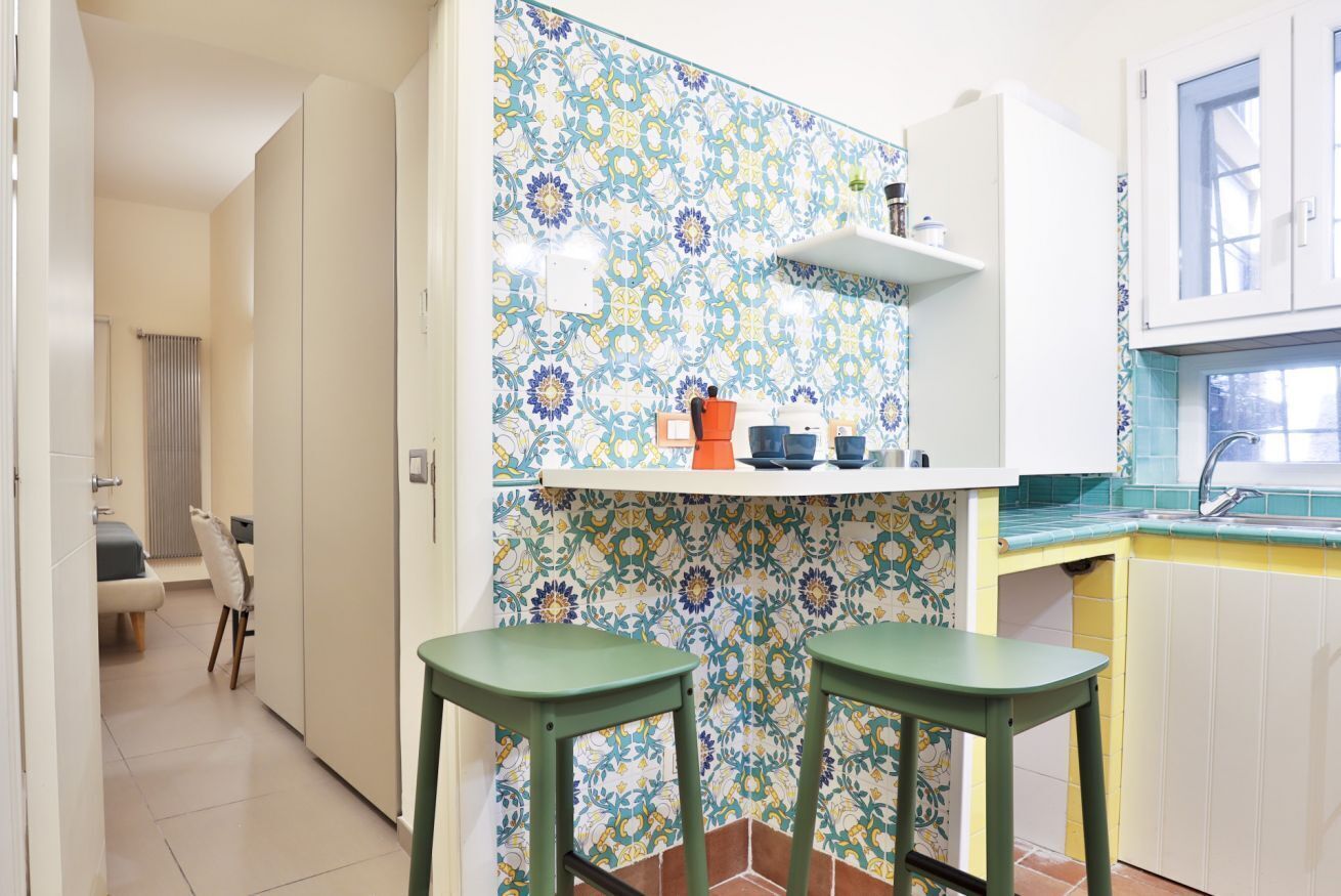 Mikrowelle, Herdplatte, Kochgeschirr/Geschirr/Besteck