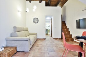 Living area - GuestHost - Charming apartment that accommodates up to 5 people with great comfort. The accommodation is located in the historic center (ZTL), just 500m from the Duomo and a stone's throw from Piazza Sedile del Campo, the Verdi Theater and the Villa Comu (Salerno)