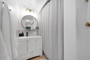 Towels, soap, toilet paper - Modern 1 Bed Suite Close to Town & Westwood Lake (Nanaimo)