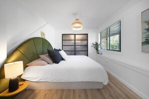 1 bedroom, iron/ironing board, WiFi, bed sheets - Modern 1 Bed Suite Close to Town & Westwood Lake (Nanaimo)
