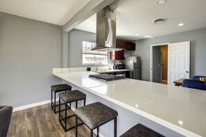 Kühlschrank, Mikrowelle, Herdplatte, Geschirrspüler