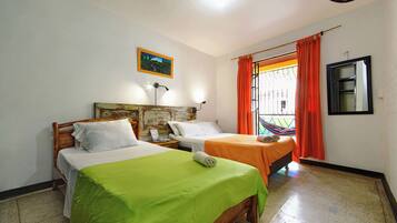 Tripla Deluxe | Una cassaforte in camera, una scrivania, postazione laptop