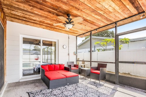 SUPERHOST! HEATED POOL with OVERFLOW SPA 4br CATHEDRAL CEILINGS master SUITE