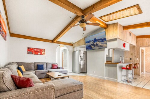 SUPERHOST! HEATED POOL with OVERFLOW SPA 4br CATHEDRAL CEILINGS master SUITE