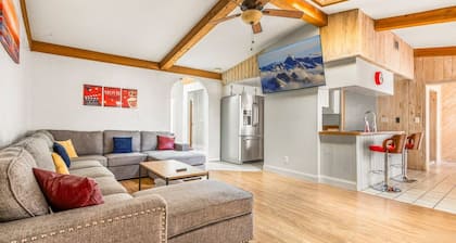 SUPERHOST! HEATED POOL with OVERFLOW SPA 4br CATHEDRAL CEILINGS master SUITE