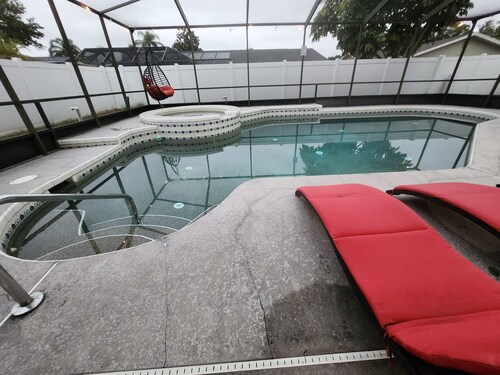 SUPERHOST! HEATED POOL with OVERFLOW SPA 4br CATHEDRAL CEILINGS master SUITE