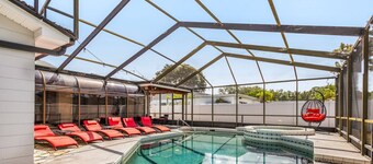 SUPERHOST! HEATED POOL with OVERFLOW SPA 4br CATHEDRAL CEILINGS master SUITE