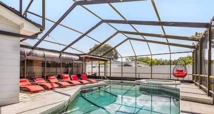 SUPERHOST! HEATED POOL with OVERFLOW SPA 4br CATHEDRAL CEILINGS master SUITE