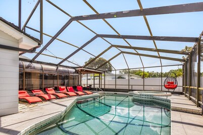 SUPERHOST! HEATED POOL with OVERFLOW SPA 4br CATHEDRAL CEILINGS master SUITE