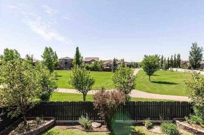 Secret Garden 1 bedroom suite with parking