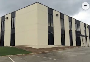 Un bâtiment moderne doté d’un toit plat et de grandes fenêtres.