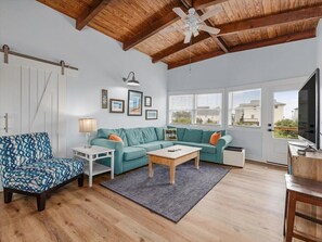 TV, table tennis - Surf City  -  Two Minute Walk to Beach (Surf City)