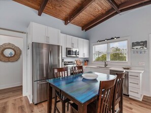 Fridge, microwave, oven, stovetop - Surf City - Two Minute Walk to Beach (Surf City)