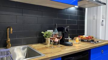 Kühlschrank, Mikrowelle, Herdplatte, Wasserkocher mit Kaffee-/Teezubehör