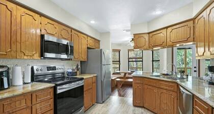 Guadalupe Riverfront/Sleeps 20/Kayaks/Shuffleboard/Fishing/Tubing/Poker Table