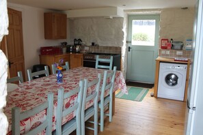 Private kitchen - dog friendly 3 bedroom cosy farm cottage (Haverfordwest)