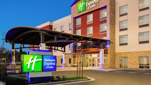 A Holiday Inn Express & Suites hotel with a modern architectural design, featuring a prominent entrance and signage. - Holiday Inn Express & Suites Hayward - Castro Valley by IHG (Hayward)