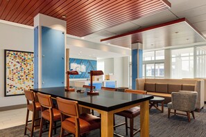 Lobby sitting area - Holiday Inn Express & Suites Hayward - Castro Valley by IHG (Hayward)