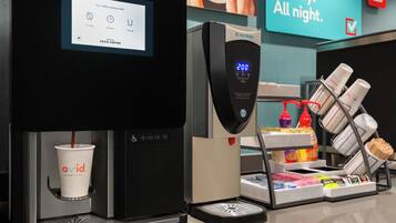 Una máquina de café sirviendo café en una taza con la etiqueta 'avid' y una pantalla digital que muestra '200'.