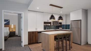 Een bureau, verduisterende gordijnen, geluiddichte muren