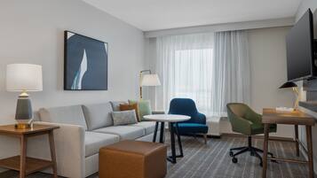 Suite, 2 queensize bedden, keuken (Walk-In Shower, Mid Floor) | Woonruimte | Een 50-inch flatscreentelevisie met kabelzenders en boeken