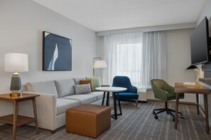 Phòng Suite, 2 giường cỡ queen, bếp (Walk-In Shower, Mid Floor) | Khu phòng khách | TV màn hình phẳng 50-inch có truyền hình cáp, sách 