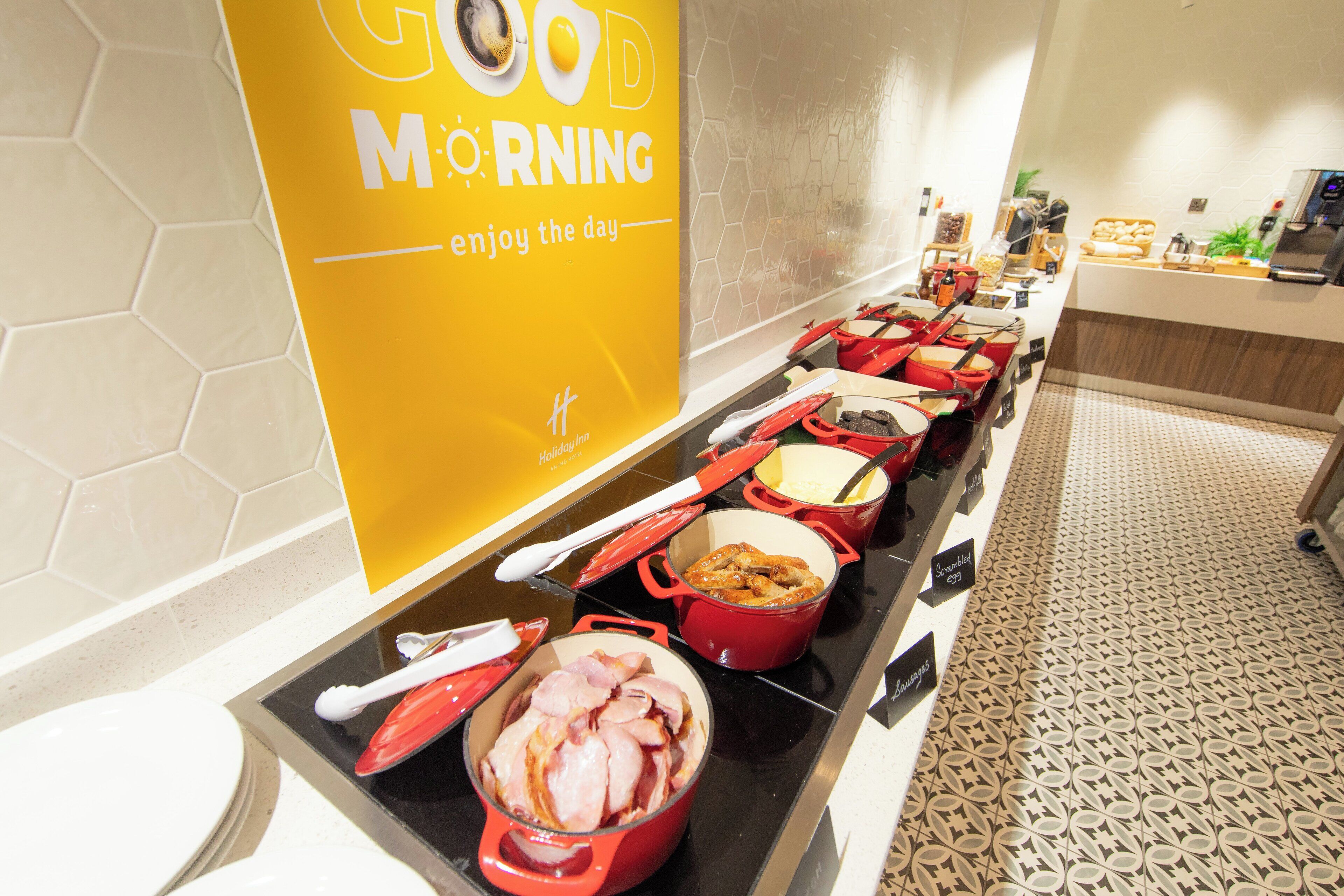 Un buffet proposant divers plats et ustensiles de cuisine.