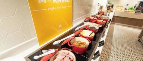Un buffet proposant divers plats et ustensiles de cuisine.