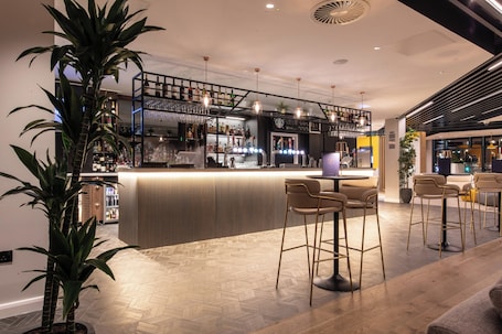 Bar (en la propiedad). Holiday Inn Blackpool by IHG