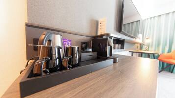 Una cocina moderna con cafetera, hervidor y tostadora incorporados.