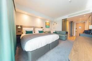 1 King 1 Sofa Bed Standard | Minibar, in-room safe, desk, laptop workspace - Holiday Inn Blackpool by IHG (Blackpool)