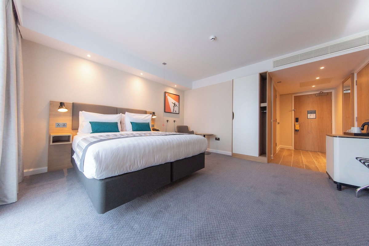 Standard Room, 1 King Bed, Accessible | Minibar, in-room safe, desk, laptop workspace