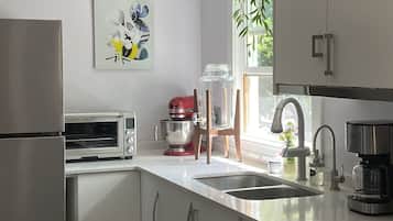 Geladeira, micro-ondas, fogão, cooktop