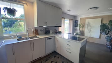Een koelkast, een microgolfoven, een oven, een kookplaat