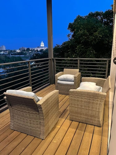 Unbeatable Views: Stylish Oasis