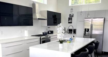 Unbeatable Views: Stylish Oasis