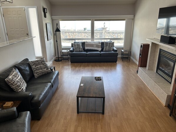 Smart TV, fireplace, stereo