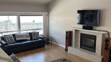 Smart-TV, Kamin, Stereoanlage